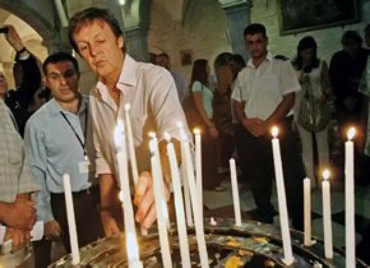 En la iglesia de la Natividad, el ex Beatle encendió dos velas blancas.