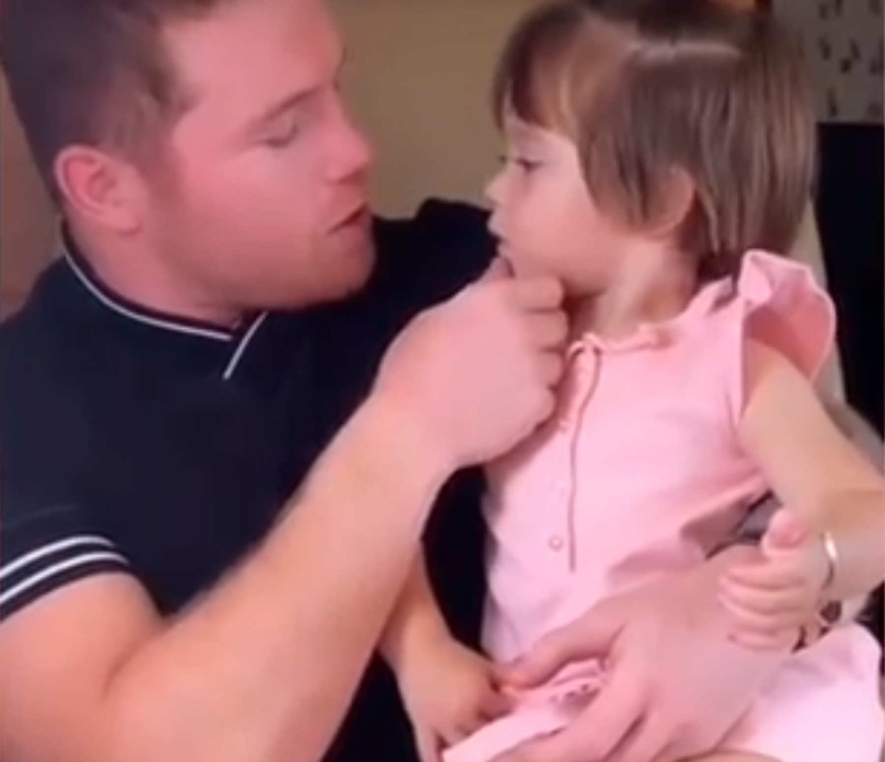Canelo Alvarez Derrocha Ternura Al Cantar La Incondicional Para Su Hija