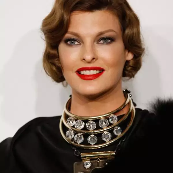 Un estilo de los años 50, pelo con ondas y labios en color rojo subido.