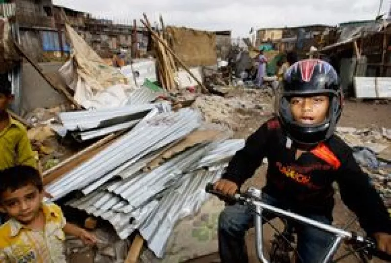 Azharuddin Mohammed Ismail estaba durmiendo cuando un policía lo despertó y le dijo que tenía que abandonar la casa ya que iba a ser demolida.