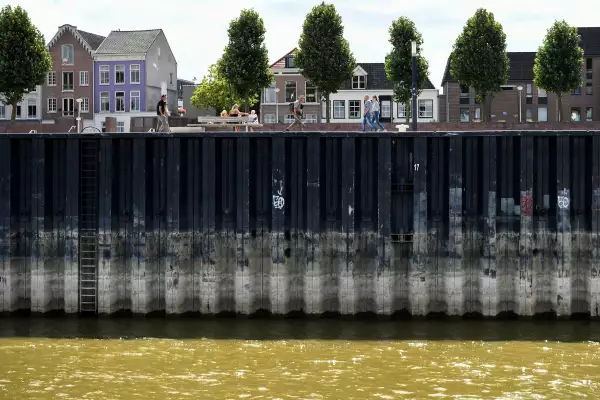 Se ve un bajo nivel de agua del río Waal en el muelle de Nijmegen debido a la sequía en Nijmegen, Holanda 8 de agosto de 2022. 