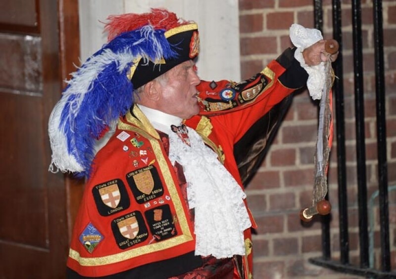 El pregonero que anunció el nacimiento del hijo del duque y la duquesa de Cambridge afuera del ala privada Lindo en el Hospital St. Mary's.