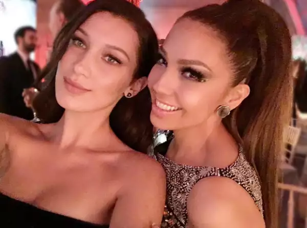 Thalía se tomó una selfie con la modelo Bella Hadid.