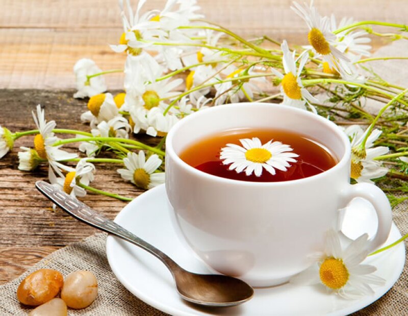 El té de manzanilla te ayudará a eliminar migrañas y dolores de cabeza intensos, así como una fuerte indigestión.