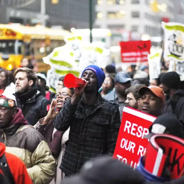 manifestantes en el mcdonald´s de time square