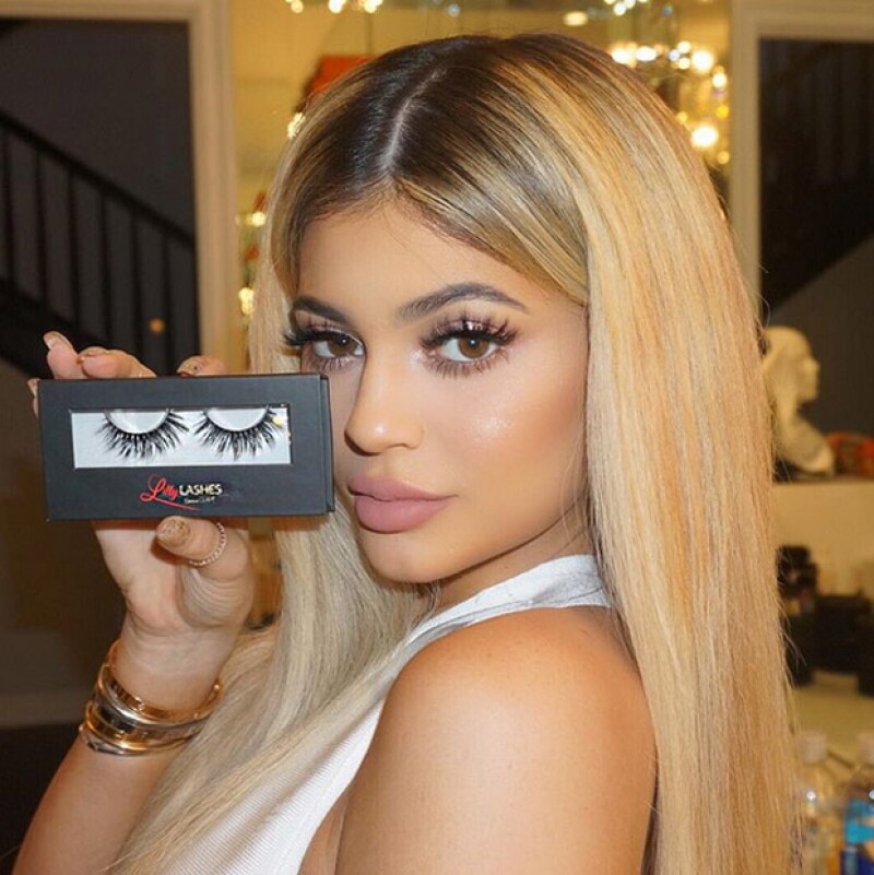 La celeb muestra una de sus marcas favoritas para sus pestañas postizas.