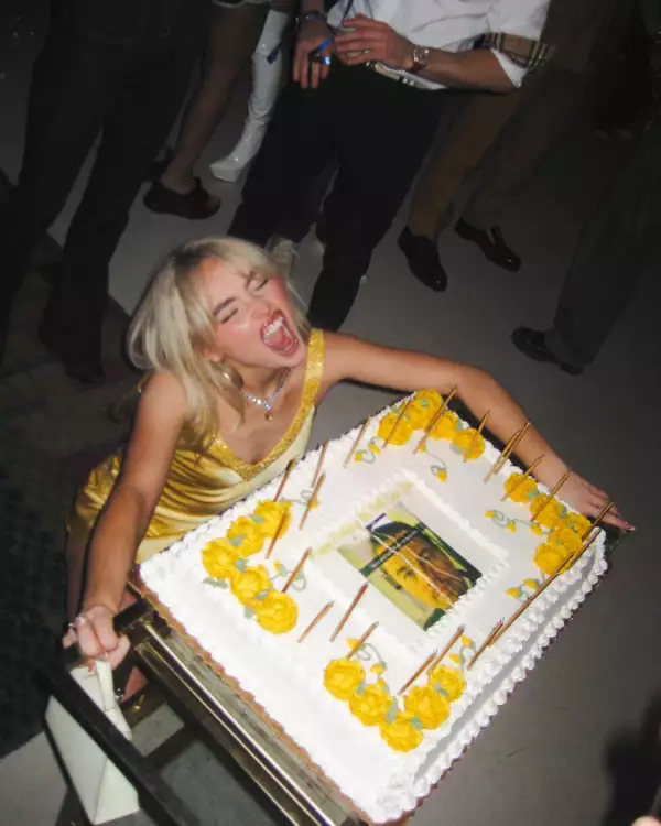 El pastel de cumpleaños de Sabrina Carpenter una burla a Leo DiCaprio
