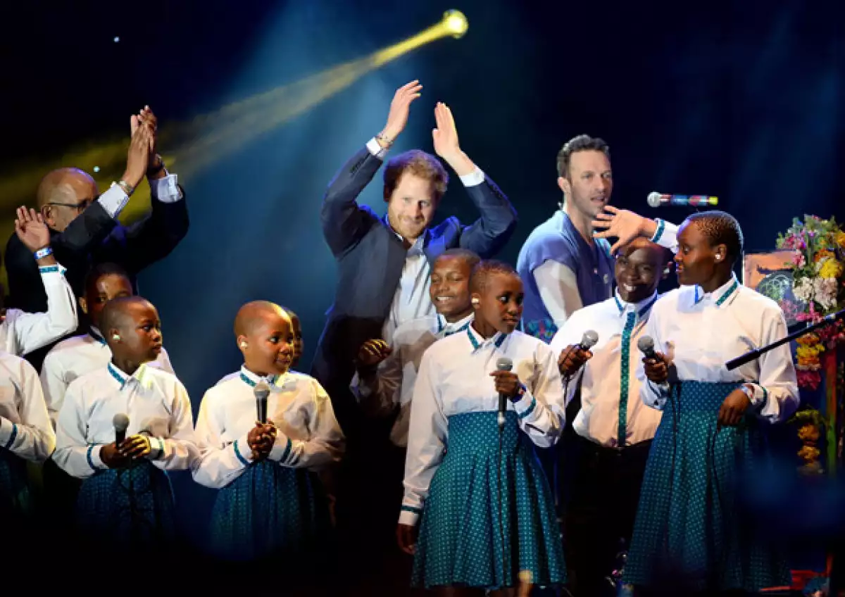 Durante el concierto que se celebró en el Palacio de Kensington a favor de los niños infectados con VIH de Lesoto, el hijo menor de Lady Di no pudo ocultar su emoción al estar sobre el escenario.