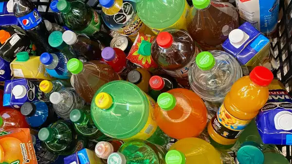 Hacienda aplica un nuevo IEPS que encarecerá refrescos y cigarros en México
