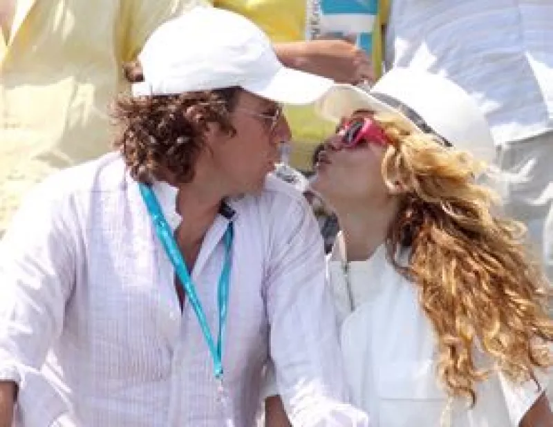 Según publica una revista española, la cantante mexicana y su esposo están muy cerca de la separación, y que desde hace unas semanas ya no viven juntos.