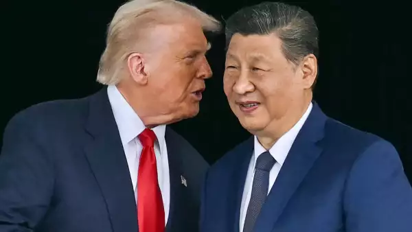 El presidente de los Estados Unidos, Donald Trump (Izquierda), habla con el presidente de China, Xi Jinping, mientras se dan la mano después de sus conversaciones en la Base Aérea de Gimhae, ubicada junto al Aeropuerto Internacional de Gimhae en Busan, el 30 de octubre de 2025.