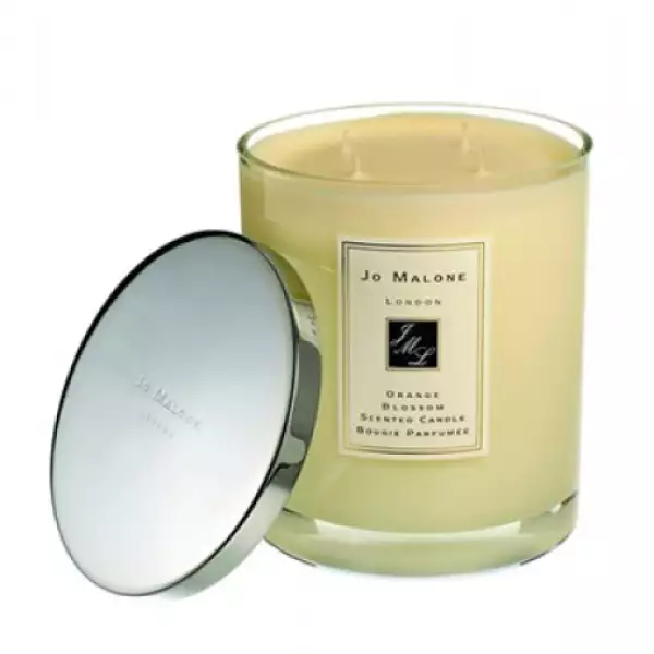 JO MALONE. En vaso de cristal, con tapa niquelada para apgar y conservar la vela, y con aroma a naranjo en flor. 5,500 pesos. De venta en Saks Fifth Avenue.