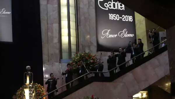 Desde el fin de semana miles de personas se han reunido en la explanada del Palacio de Bellas Artes en el Centro Histórico de la Ciudad de México para darle el último adiós al Divo de Juárez.