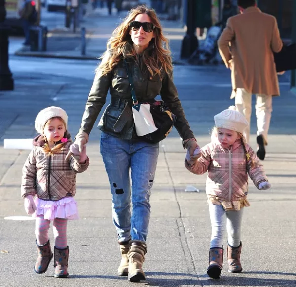 La actriz que interpretó a Carrie Bradshaw por tanto tiempo contó a una revista que ha usado diario tacones por 10 años y esto le ha provocado un daño irreparable en sus pies.