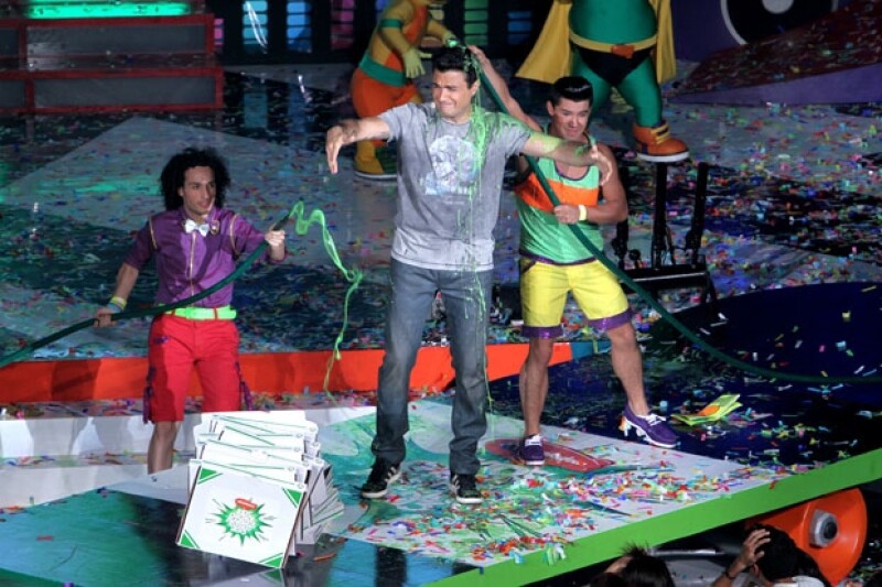 Jaime Camil se diviertió como niño con slime.