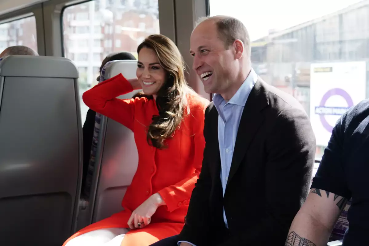 El príncipe William y la princesa Kate en la línea Elizabeth del metro de Londres. 

