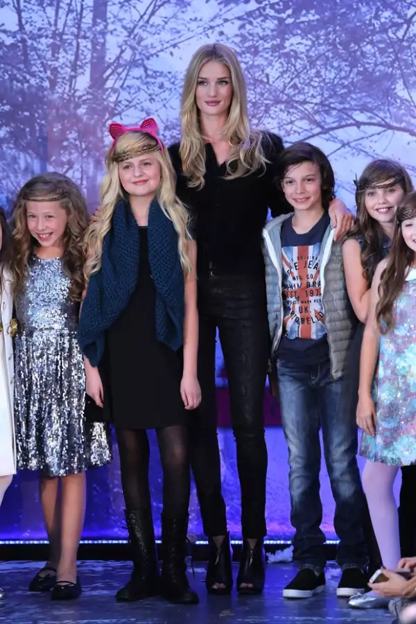 Rosie se tomó una foto con un grupo de pequeños modelos.