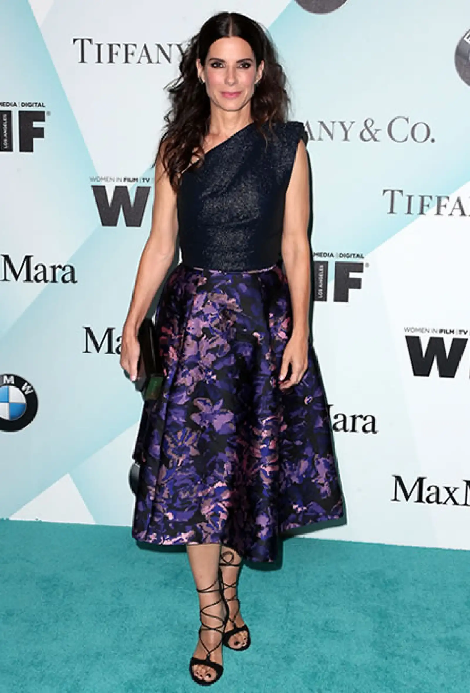 La actriz estuvo presente en los Women in Film 2015 Crystal and Lucy Awards donde llevó un vestido de otoño 2015 de Monique Lhuillier. El vestido glamouroso, asimétrico y brillante, lo combinó con aretes de diamantes negros de Jack Vartanian y sandalias de Stuart Weitzman.
