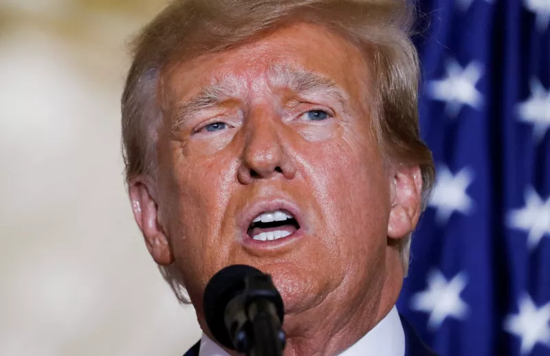 El expresidente de los Estados Unidos, Donald Trump, hace comentarios el día de su comparecencia en la corte en Nueva York después de ser acusado por un gran jurado de Manhattan después de una investigación sobre el dinero del silencio pagado a la estrella porno Stormy Daniels, en Palm Beach, Florida, EE. UU., el 4 de abril de 2023.