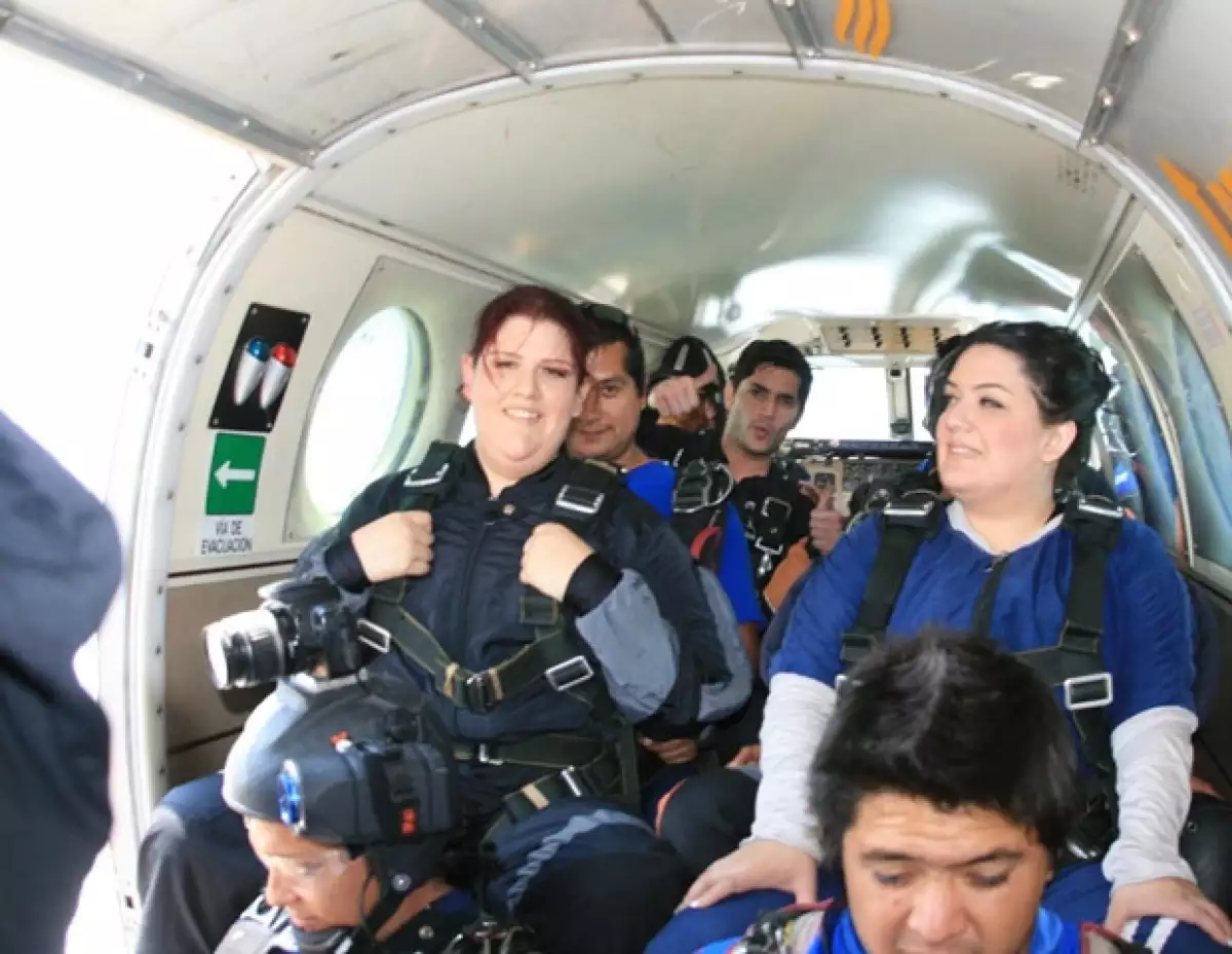 Daniel al momento de ir en el avión, en Cuautla, Morelos, momentos antes de saltar.