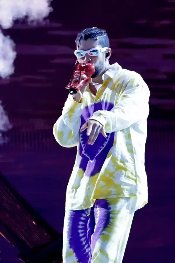 Bad Bunny da concierto gratuito en el techo de una gasolinera en Puerto Rico