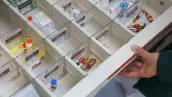 Un cajón con medicamentos de una institución de salud pública.