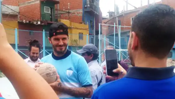 David Beckham repartió fotos y autógrafos.