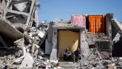 Los palestinos se sientan en su casa que fue destruida en un ataque israelí, en medio del conflicto en curso entre Israel y Hamás, en Khan Younis, en el sur de la Franja de Gaza, el 14 de mayo de 2024.