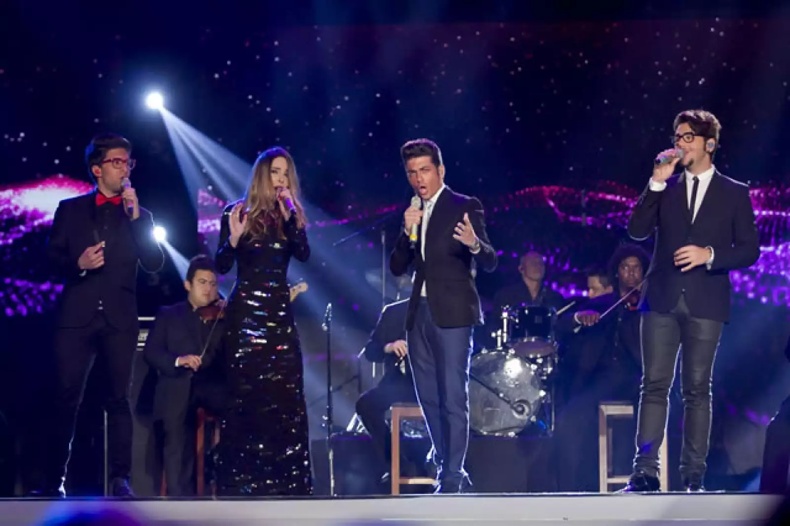 Belinda cantó junto con el trío italiano Il Volo.