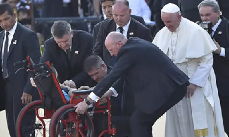 Francisco solicitó que le acercaran a un menor de edad en silla de ruedas para bendecirlo. (Foto: AFP )