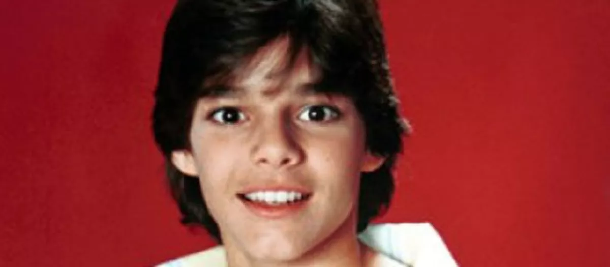 A los 13 años reemplazó en el grupo Menudo a Ricky Meléndez.