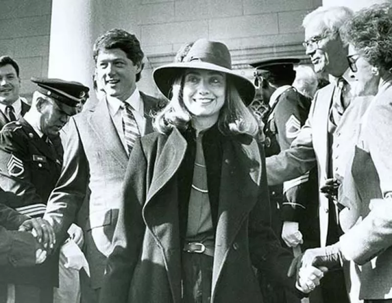 Mientras que la candidata a la presidencia de Estados Unidos confía en el traje sastre para la mayoría de sus eventos, algunas fotos vintage han expuesto su lado más estiloso ¡y estamos obsesionadas!