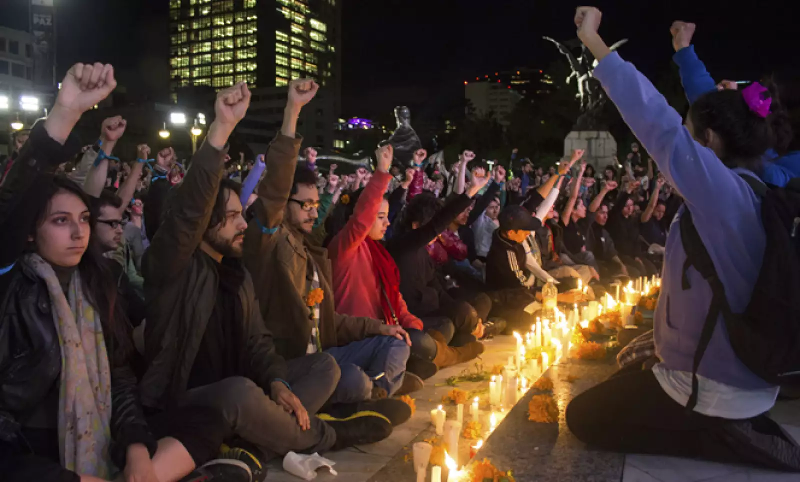 La marcha fue manera pacífica, salvo pintas y roturas de cristales de un establecimiento sobre 5 de mayo por parte de anarquistas.