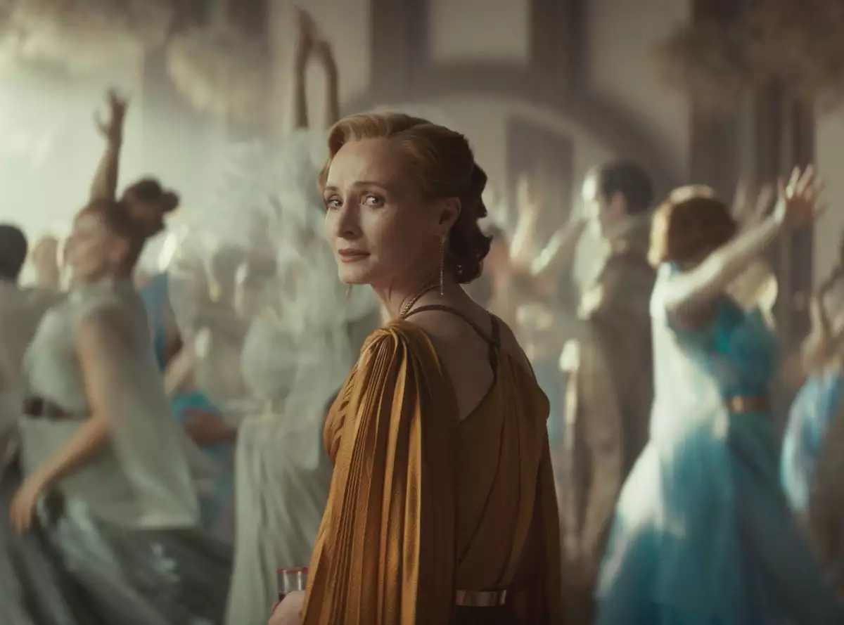 Foto de Genevieve O'Reilly como Mon Mothma en medio de un baile