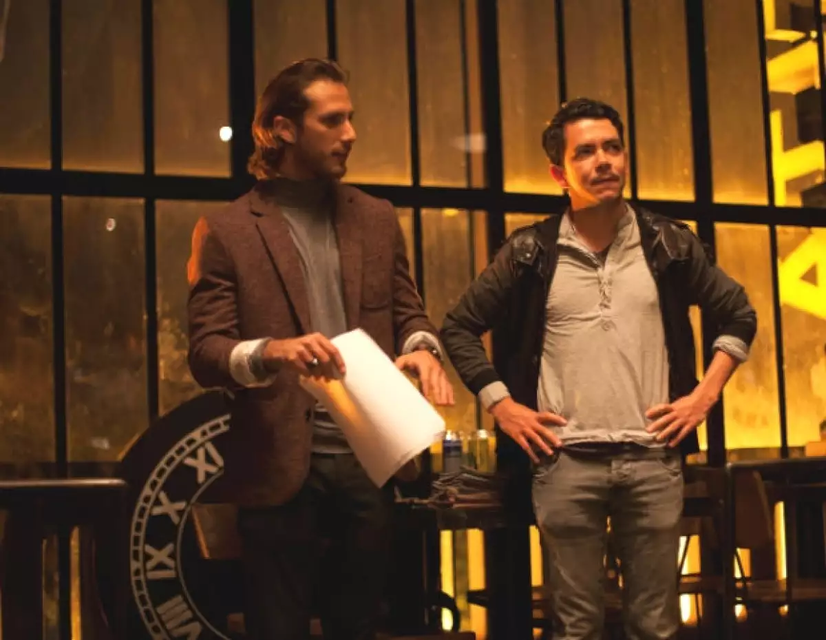 Manolo Caro dirigiendo a Sebastián Zurita durante el rodaje.