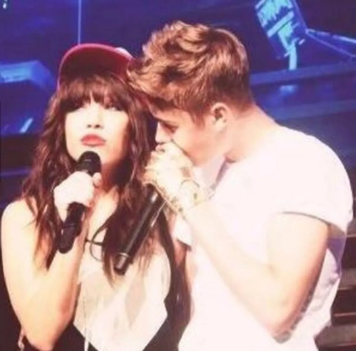 Carly Rae Jepsen compartió esta foto en la que Justin aparece muy coqueto con ella durante un show.