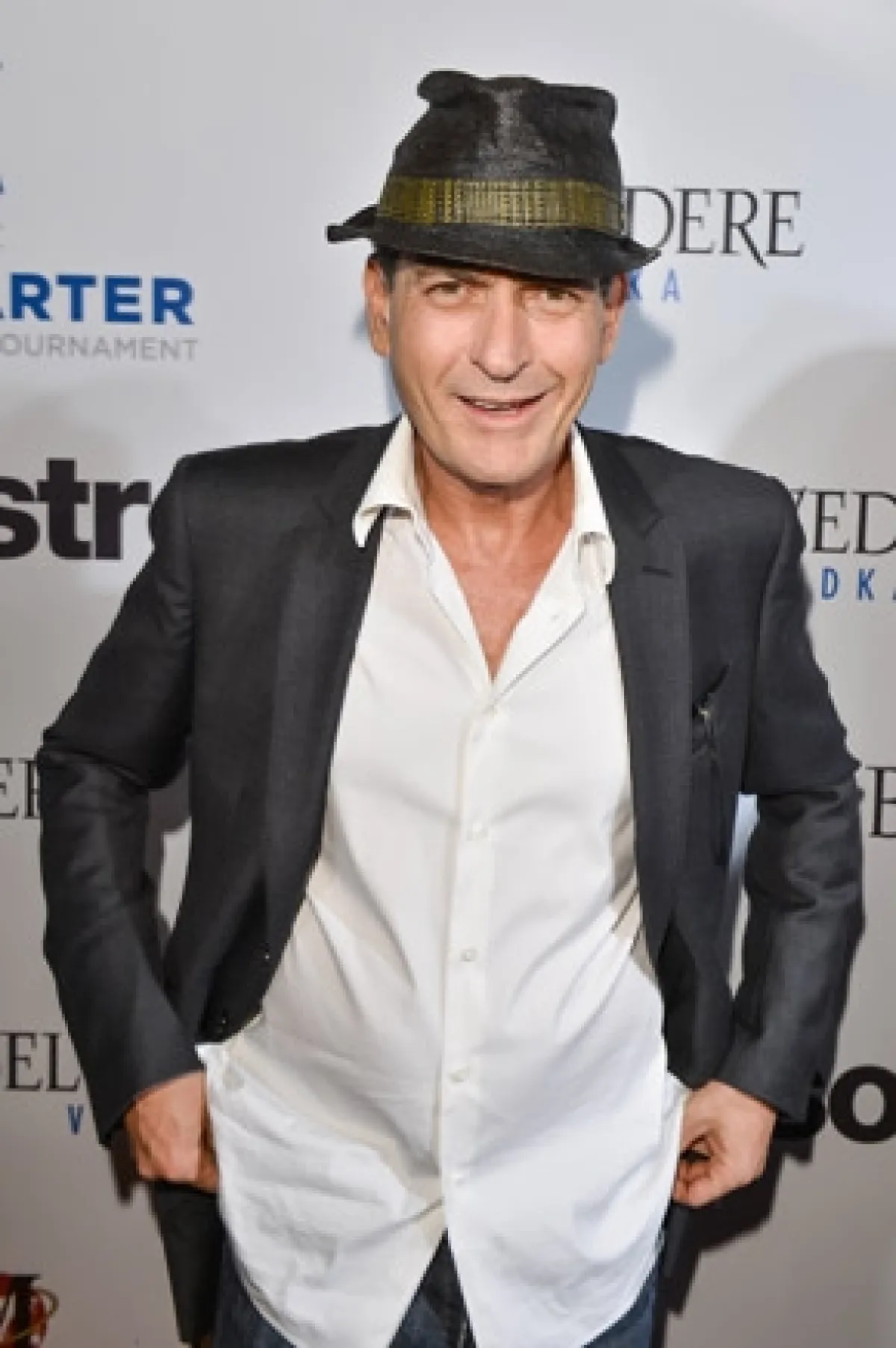 Después de más de un año, el actor sigue atacando el programa que hoy protagoniza Ashton Kutcher; aseguró que el show es una verdadera opresión.