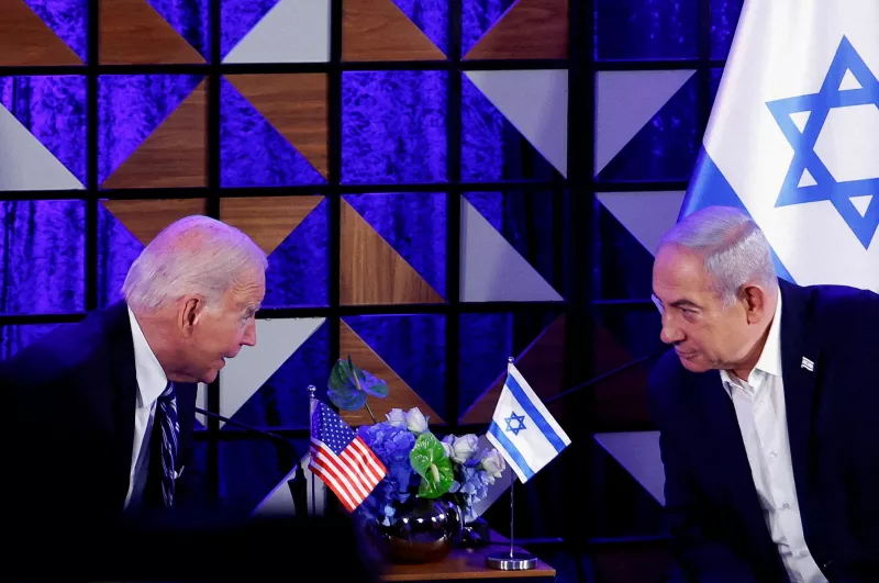 El presidente de los Estados Unidos, Joe Biden, asiste a una reunión con el primer ministro israelí Benjamin Netanyahu, mientras visita Israel en medio del conflicto en curso entre Israel y Hamas, en Tel Aviv, Israel, el 18 de octubre de 2023.