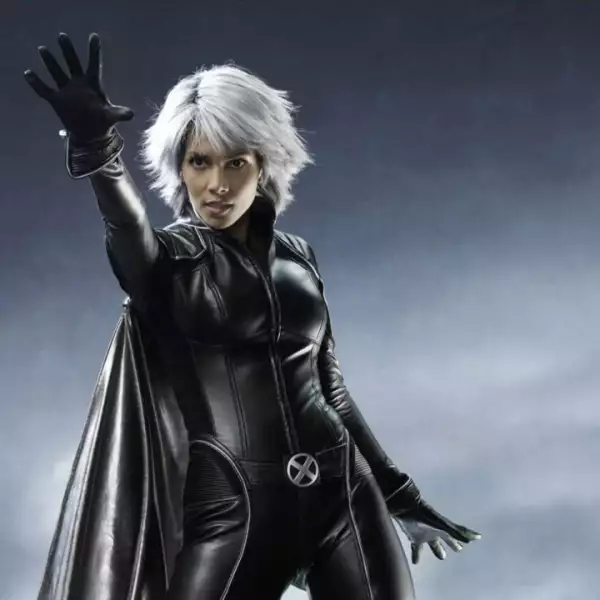 No cualquiera podría verse hot en una ridícula peluca blanca, pero Halle Berry como Storm logra eso y más. Electricidad pura.