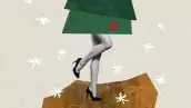 Foto collage que muestra las piernas de una mujer con tacones y, en lugar de cuerpo, es un arbolito de Navidad. 