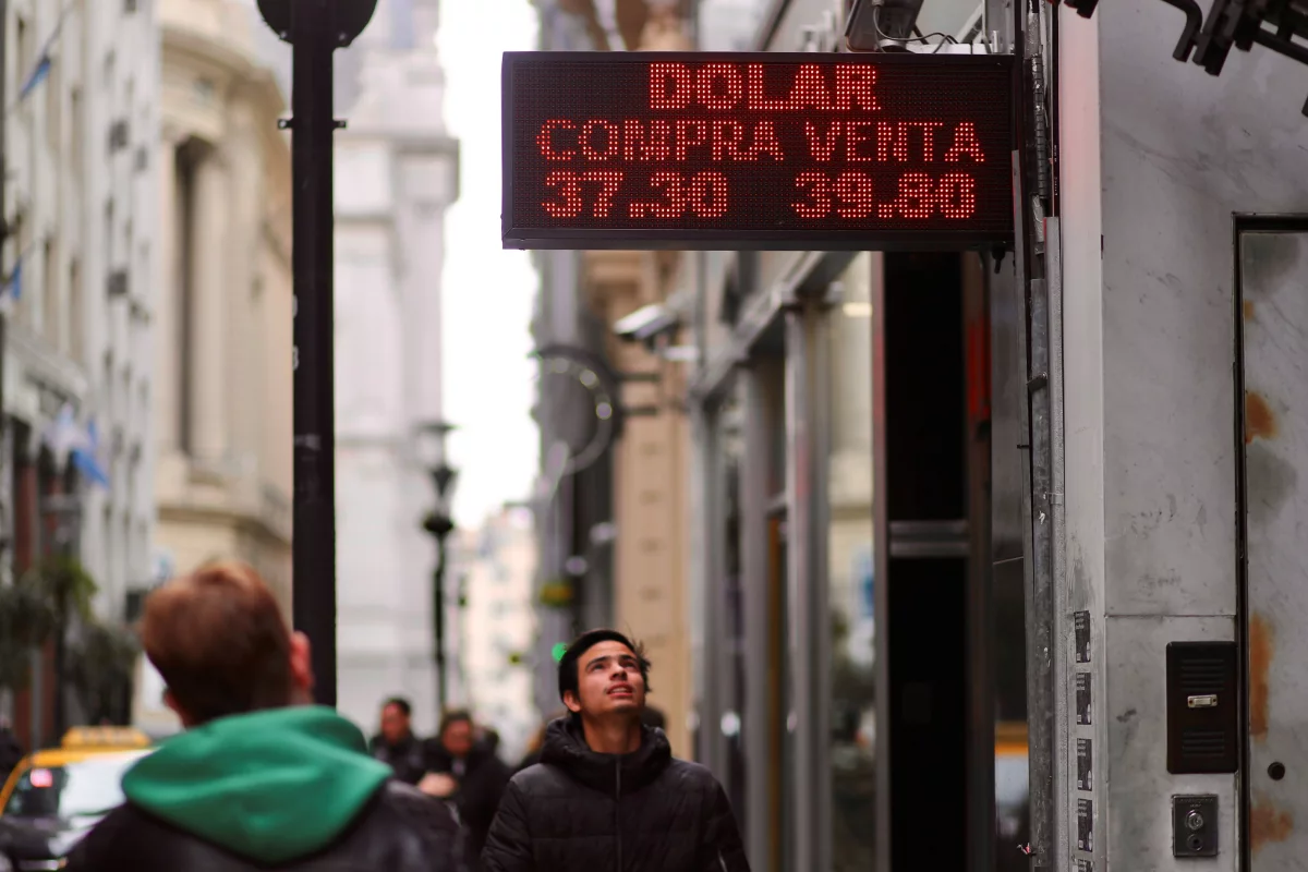 180831 argentina peso reu.jpg