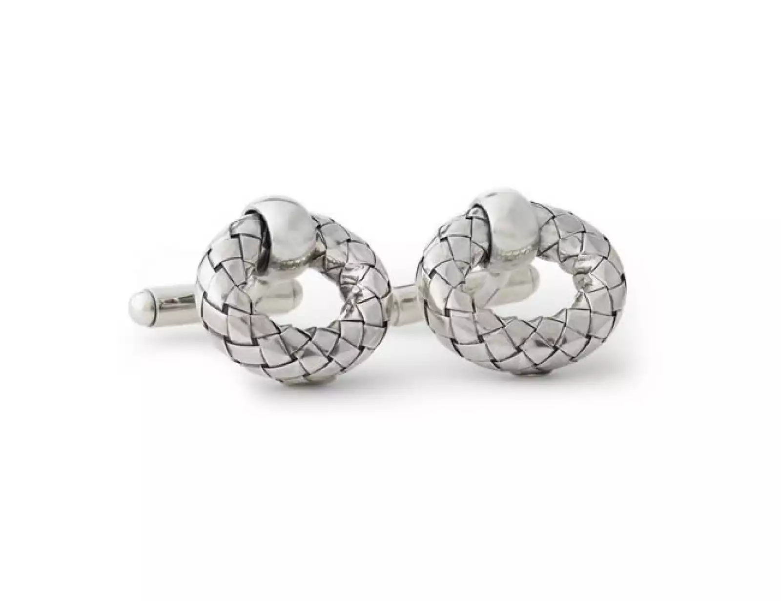 Las mancuernillas tienen que ser parte de tu look, sí o sí. No tienes pretexto para usar camisas con botones desgastados.