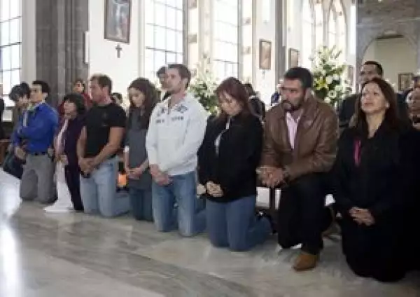 El elenco y la producción asistieron a una misa en una iglesia de Villas de Canalejas, municipio de Jilotepec, Estado de México.