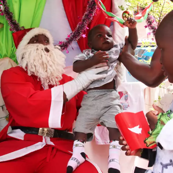 En Zimbabue un hombre regresa un niño a sus padres, luego que hizo sus peticiones a Santa Clos.