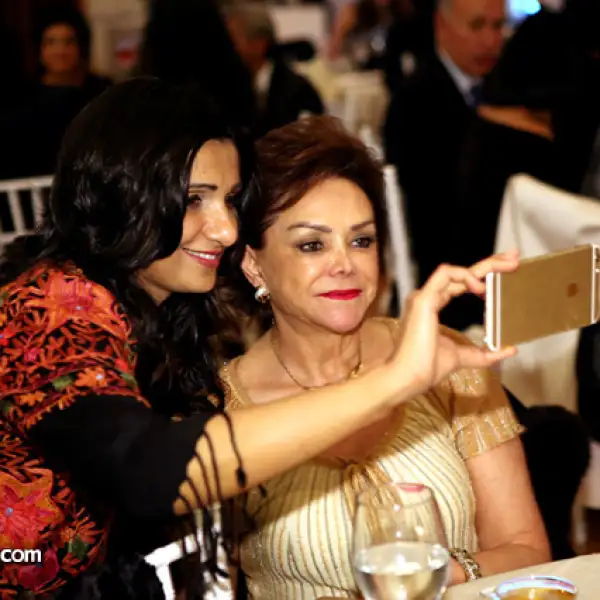 Ayesha Haque y Adriana Salinas