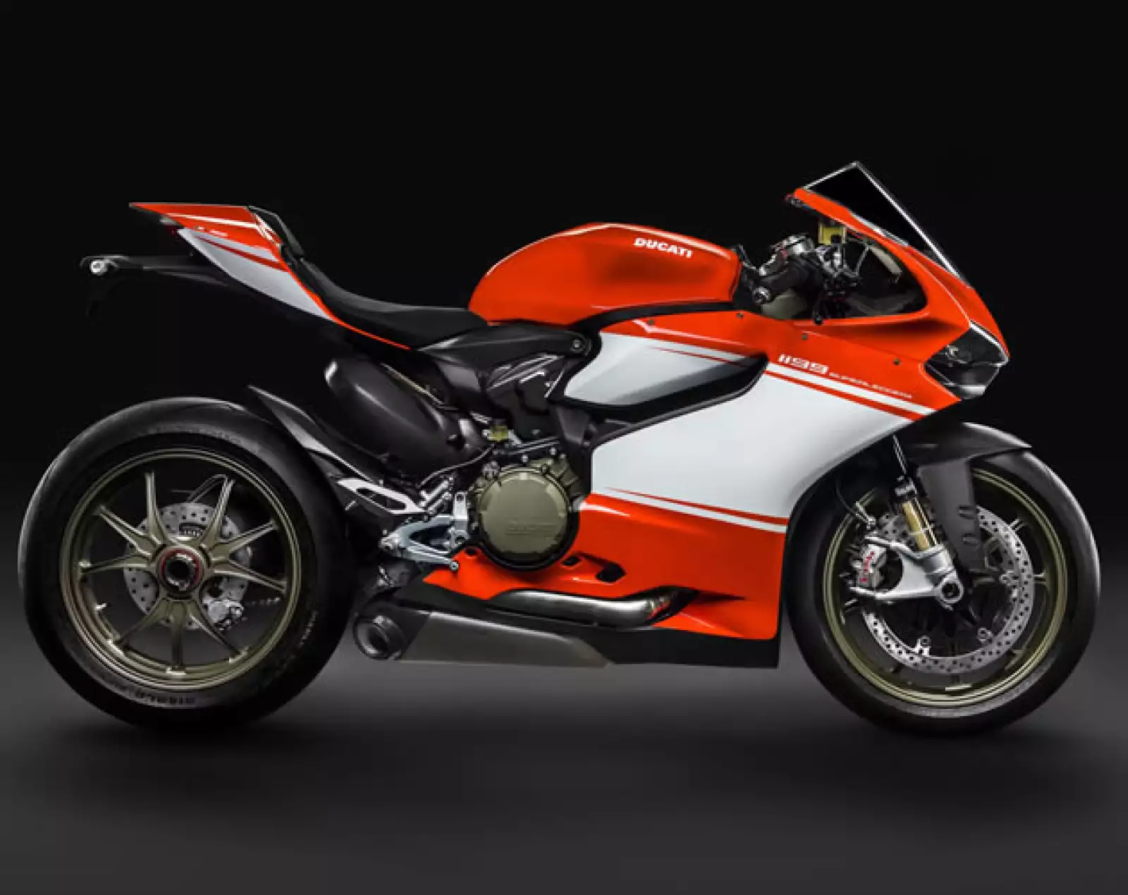 Una de las grandes favoritas del año. La superleggera pesa sólo 155 kilos. Está hecha de magnesio, carbono y titanio y sólo hay 500 unidades de esta moto, cuestión que nos hace quererla todavía más...