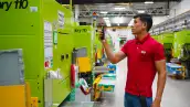 Trabajador de LEGO opera maquinaria en una planta de manufactura de la empresa en Nuevo León.