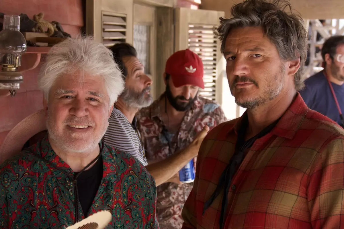 Pedro Almodóvar y Pedro Pascal durante la filmaicón de Strange Way of Life.