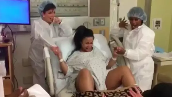 Blac Chyna y Rob Kardashian haciendo el mannequin challenge.