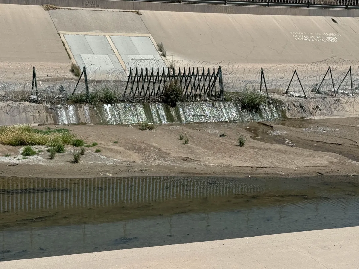 El río Bravo luce seco en el tramo fronterizo entre Ciudad Juárez y El Paso.